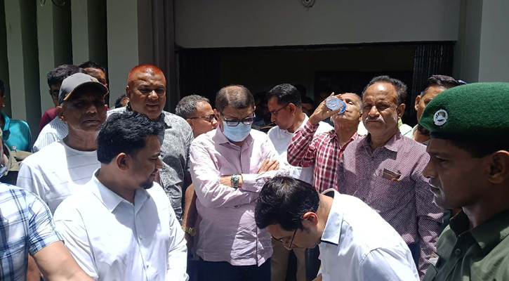 তালা স্বাস্থ্য কমপ্লেক্স পরিদর্শনে স্বাস্থ্যমন্ত্রী, অনুপস্থিত চিকিৎসকের বিরুদ্ধে ব্যবস্থা গ্রহণের নির্দেশ